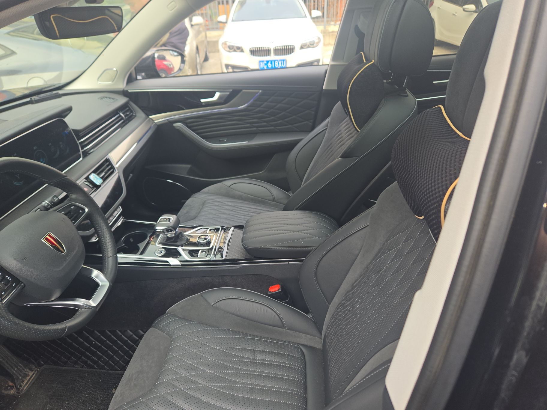 Переднее сиденье в автомобиле