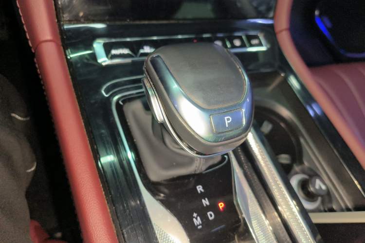 Used Hongqi H5 2024 2.0T Automatic Smart Connect Flagship Edition Gear Lever