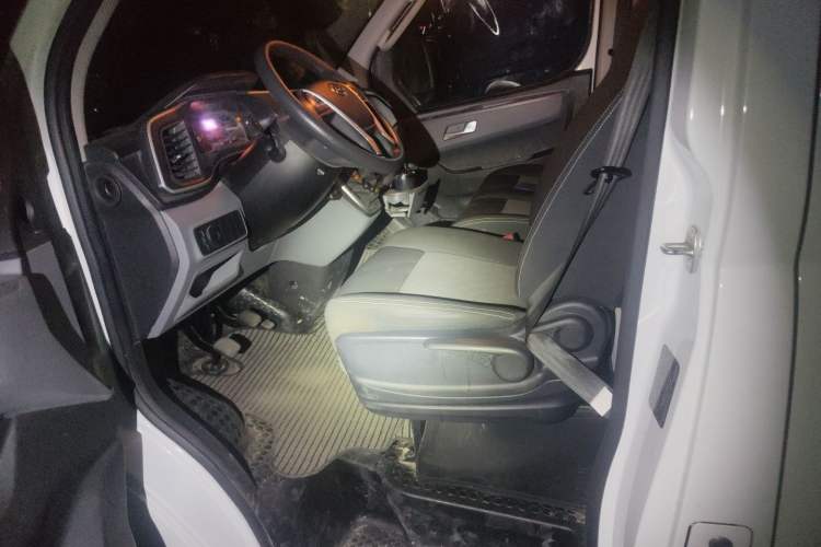 Used SAIC MAXUS Xintu V80 2025 Value Edition Aoyuntong 2.0T Manual Short Wheelbase Ultra-Low Roofline 127 Ps 5/6 Seats
