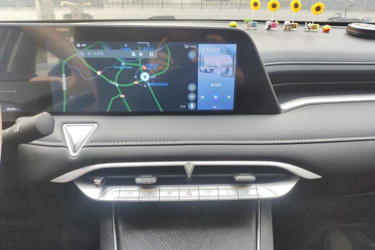 Used Venucia V 2022 260T Black Horse Edition – Top-Tier Choice Audio And AC Panel