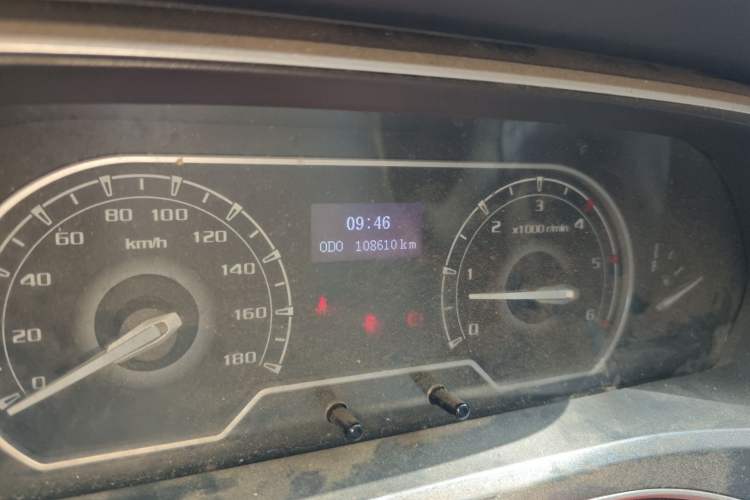 Used SAIC MAXUS Xintu V80 2023 2.0T Manual Classic Aoyuntong Short Wheelbase Mid-Roof 5/6-Seater Odometer Close Up