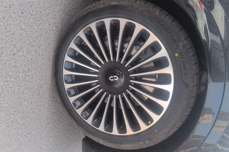 Used Hima AITO M9 2025 All-Electric Ultra Version 100 kWh 5-Seater Model Right Front Wheel Hub