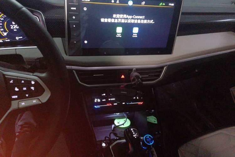 Used Volkswagen Tayron 2024 330TSI Two-Wheel Drive Luxury Plus Advanced Version Audio And AC Panel