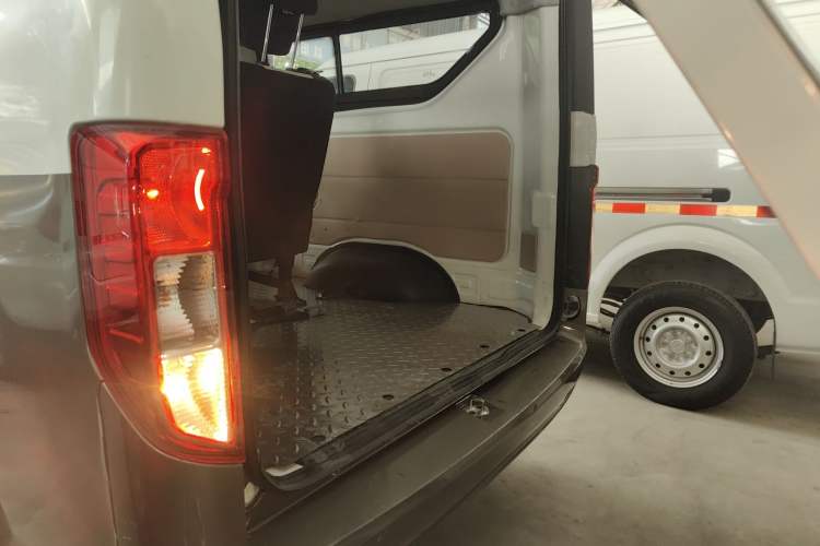 Used CHANGAN KUAYUE Xing V5 EV 2021 Luxury 6-Seater Passenger Bus with Lingdian System Trunk