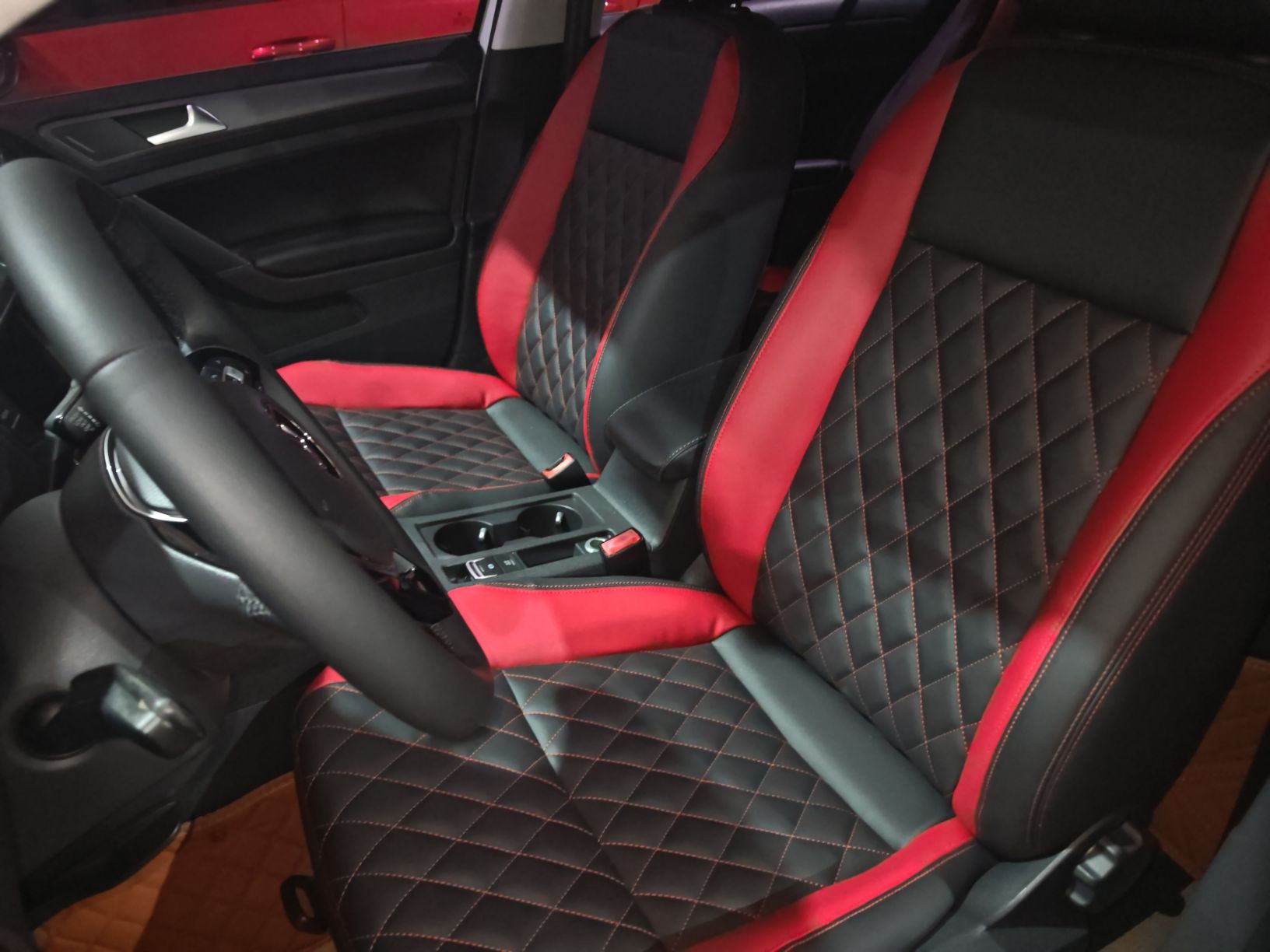 المقاعد الأمامية داخل السيارة