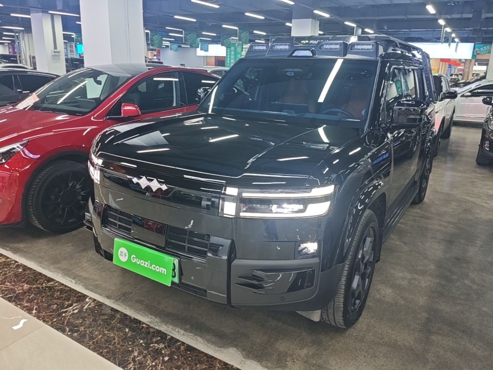 تحت مقدمة السيارة