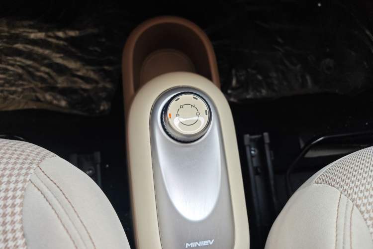 Used Wuling Hongguang MINIEV 2025 Four-Door Version Premium Edition Gear Lever
