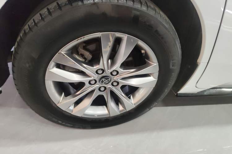 Used Toyota SIENNA 2023 2.5L Hybrid Luxury Edition Right Rear Wheel Hub