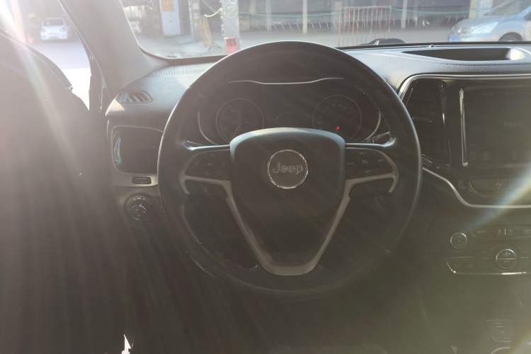 Used Jeep Cherokee 2019 2.0T Two-Wheel Drive Smart Enjoyment Version China V