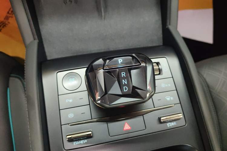 Used BYD Qin L 2025 DM-i Smart Drive 120KM Excellence Model Gear Lever