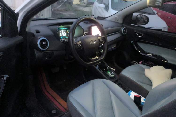 Used Chery QQ Little Ant 2022 Sweet Pink Edition Half-Sugar Version 3-Cell Lithium 30kW 301km Center Console