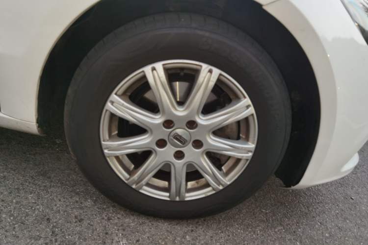 Used Qoros 3 2018 Sedan 1.6L Automatic Leading Model Right Front Wheel Hub