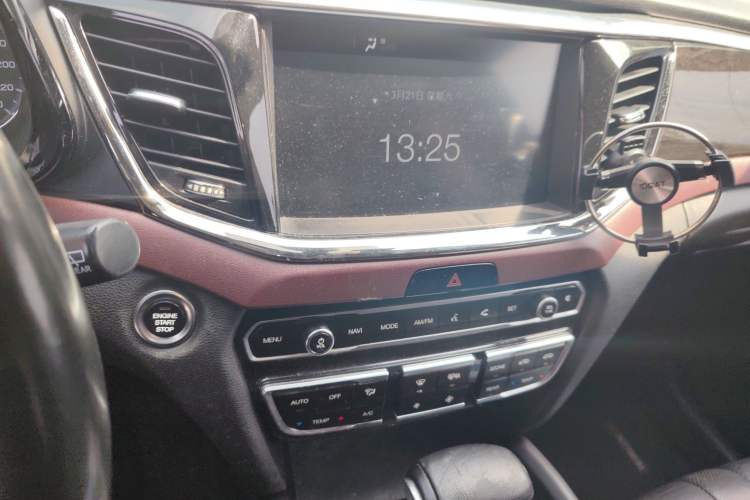 Used GAC Trumpchi GS8 2017 320T Two-Wheel Drive Luxury Smart Connectivity Version (7 Seats) Audio And AC Panel