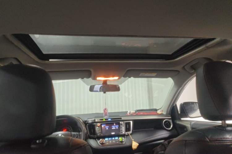 Used Toyota RAV4 2015 2.0L CVT Two-Wheel Drive Fashion Edition