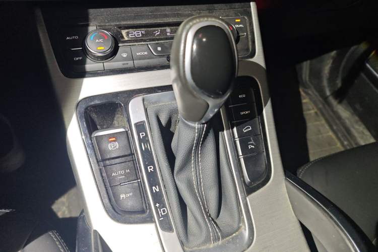 Used Geely Auto Emgrand X7 Sport 2016 1.8TD Automatic Smart Connectivity Version Gear Lever