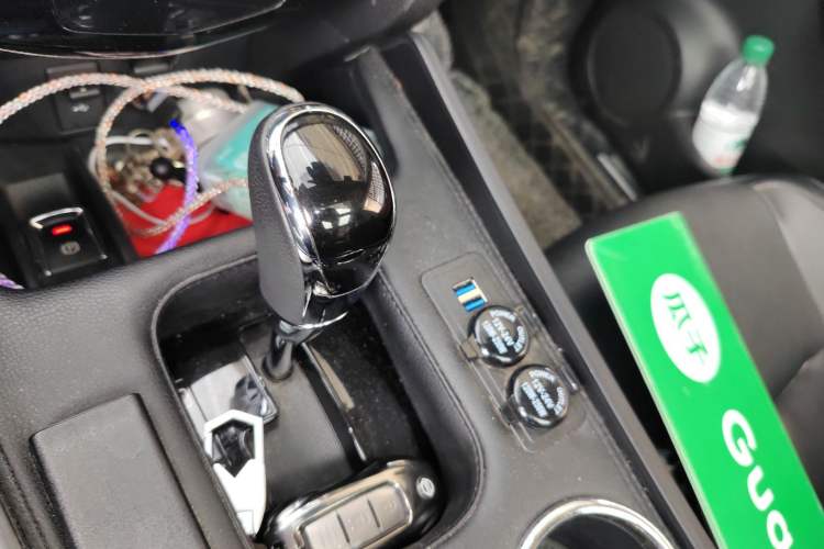 Used Nissan X-Trail 2019 2.0L CVT SmartConnect 7-Seater Comfort Edition 2WD Gear Lever