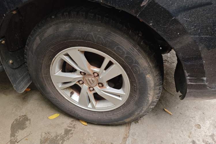 Used Foton Tunland 2017 2.8T E-Series Diesel Two-Wheel Drive Comfort Version with Low Cargo Bed and Long Cabin Meeting China V Emission Standards
