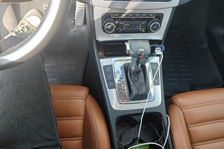 Used Volkswagen FAW-Volkswagen CC 2010 2.0 TSI Luxury Model Gear Lever