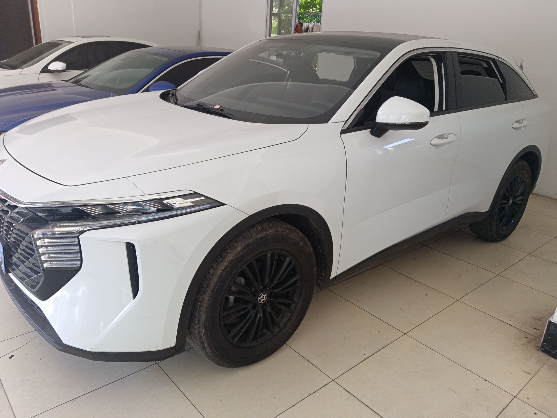 Под передней частью автомобиля