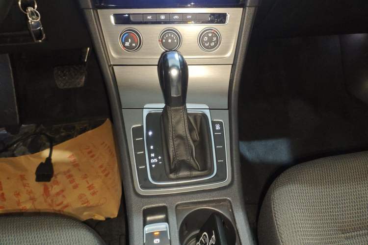 Used Volkswagen Golf 2015 1.6L Automatic Comfort Model Gear Lever