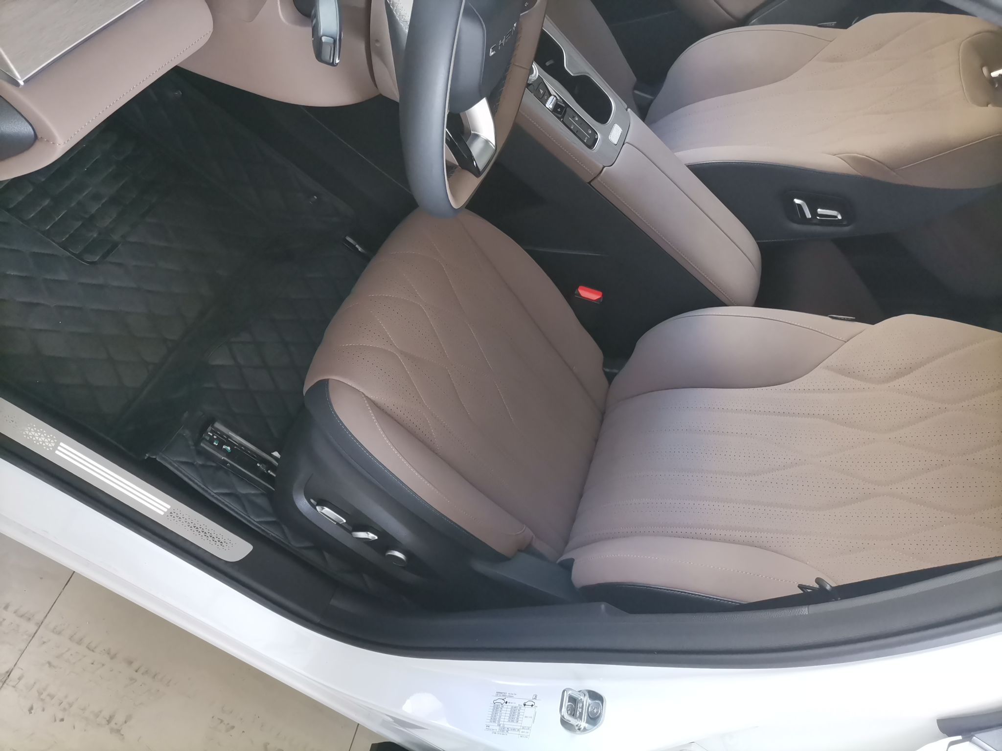 المقاعد الأمامية داخل السيارة