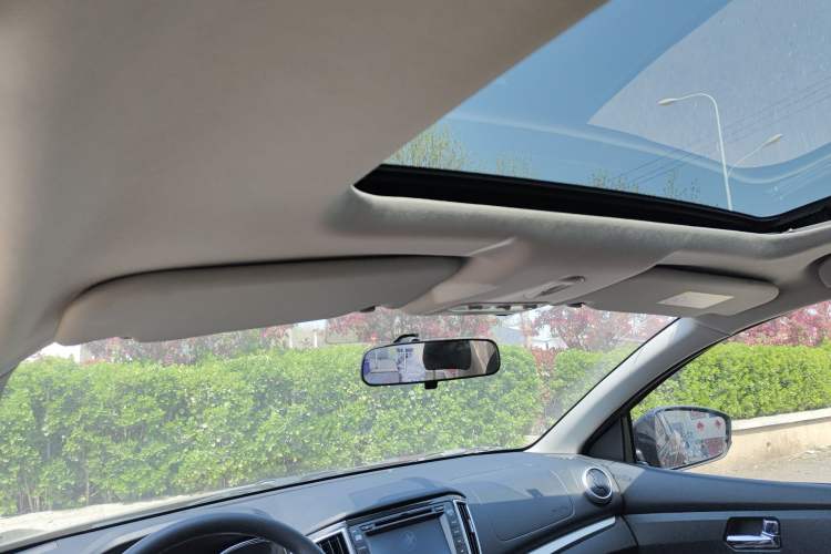 Used Venucia T70 2015 2.0L CVT Smart Edition
