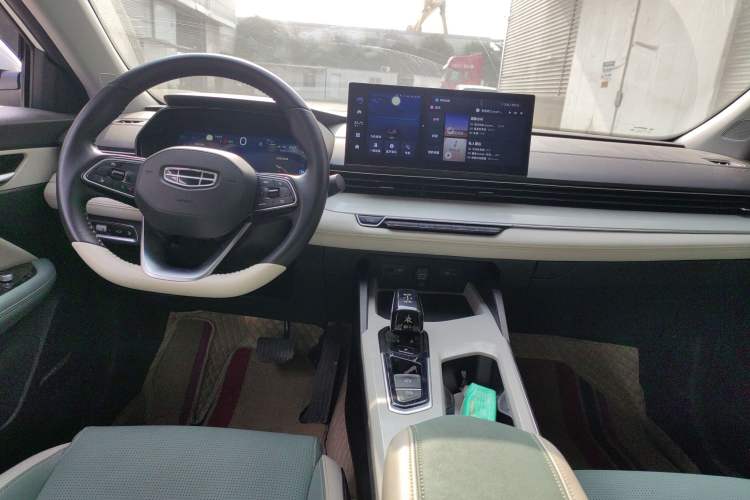 Used Geely Auto Emgrand L HiP 2022 1.5TD-DHT Pro 100KM Super Clean Center Console