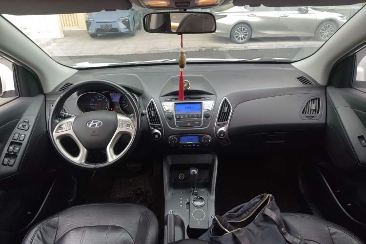 Used Hyundai ix35 2013 2.0L Automatic Two-Wheel Drive Smart GLS China IV Standard Center Console