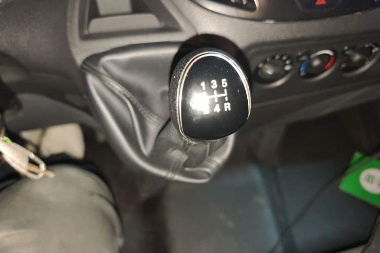 Used Ford Transit 2019 2.0T Diesel Multi-Purpose Commercial Vehicle Short Wheelbase Low Roof 6-Seater China VI Standard