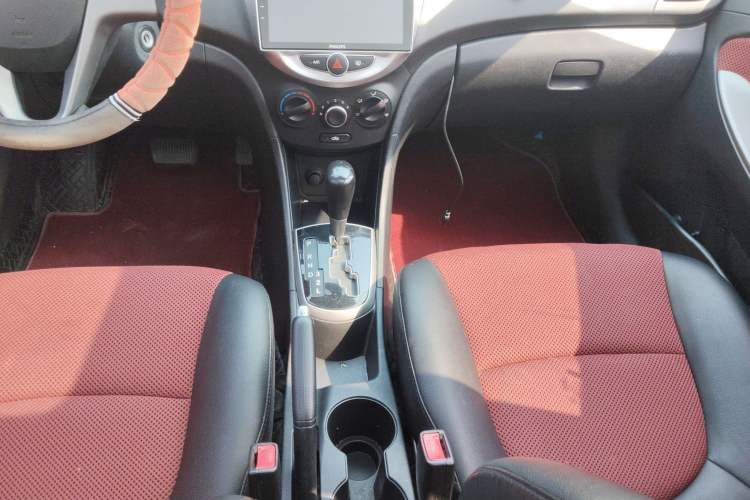 Used Hyundai Verna Ray 2014 1.4L Automatic GLX Gear Lever