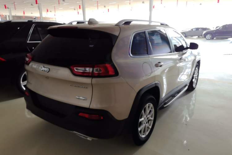 Used Jeep Cherokee 2016 2.4L Professional Smart Version
