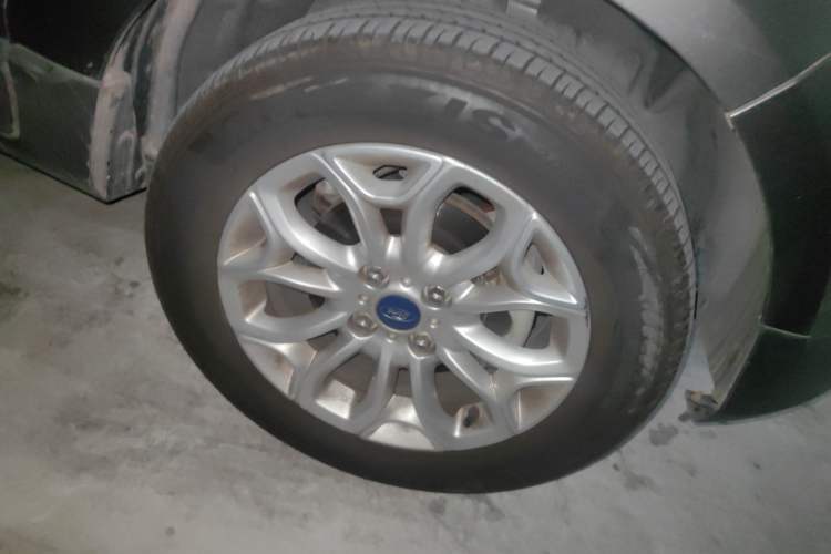 Used Ford EcoSport 2013 1.5L Automatic Prestige Model Right Front Wheel Hub