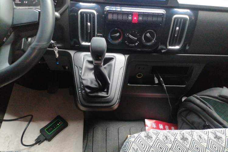 Used Iveco Daily 2023 2.5T A35M1 Multi-Purpose Passenger Vehicle Short Wheelbase Low Roof Single Tire Manual Transmission with Automatic Option