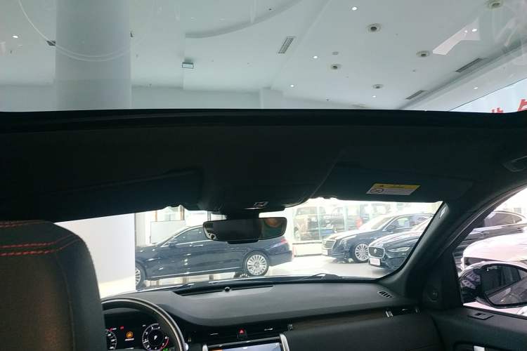 Used Land Rover Discovery Sport 2020 249 PS R-Dynamic Performance Edition Headliner