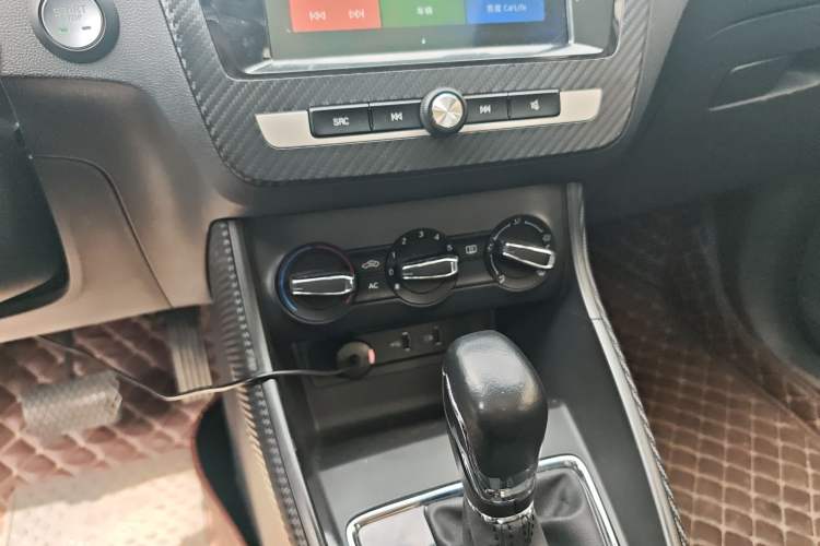 Used MG ZS 2018 1.5L Automatic Luxury Edition China V Standard Audio And AC Panel