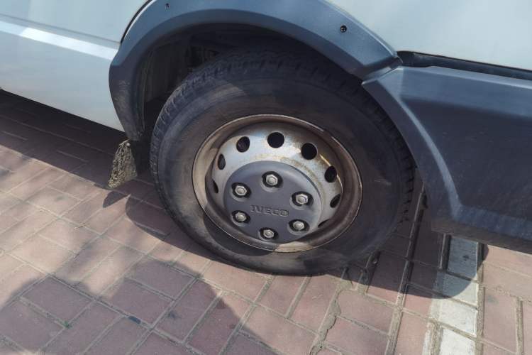 Used Iveco Daily 2021 2.8T V40 VAN厢式 Cargo Van 3-Seater Long Wheelbase Mid-Roof Design Dual Tires Manual Door Right Front Wheel Hub