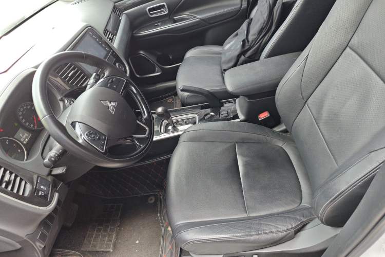 Used Mitsubishi Outlander 2018 2.0L Two-Wheel Drive Glory Edition 5 Seats Left Front Seat