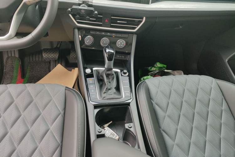 Used Volkswagen Sagitar 2024 300TSI DSG Excellence Edition Gear Lever