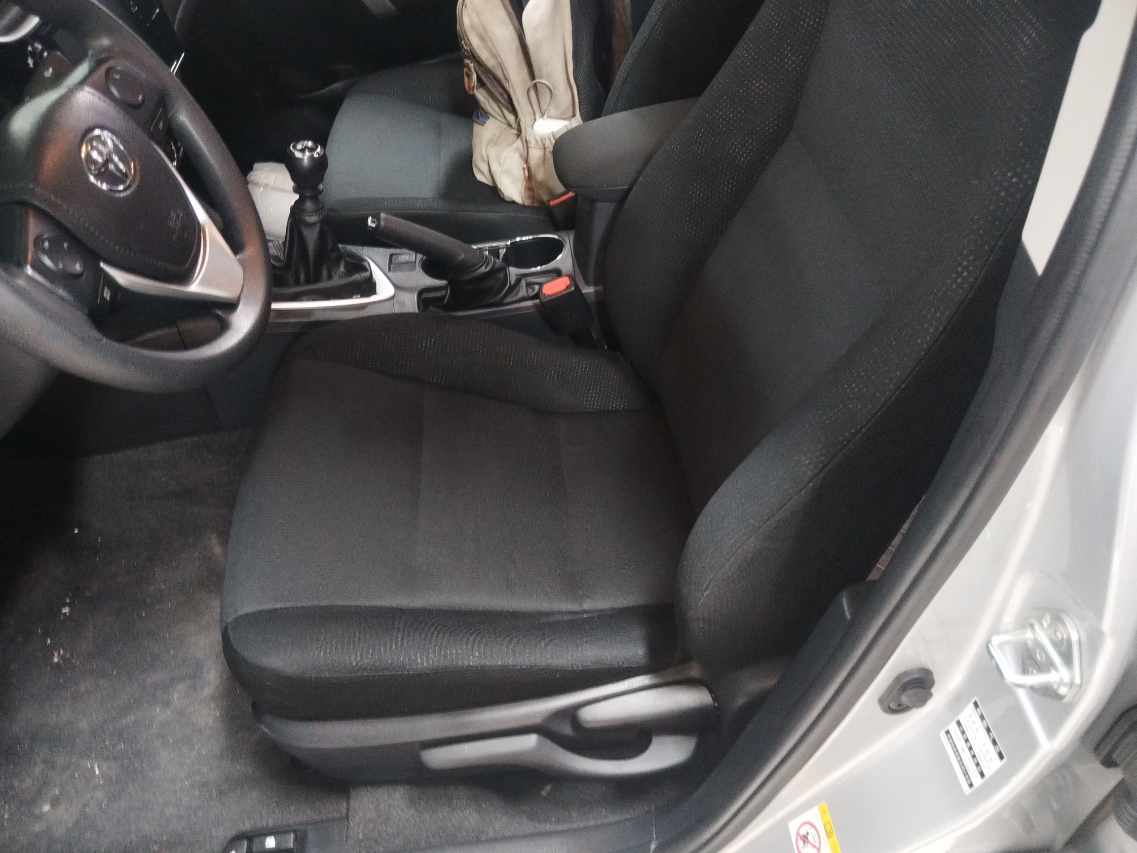 Переднее сиденье в автомобиле