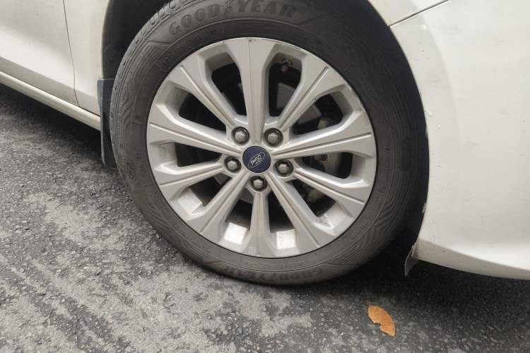 Used Ford Escort 2015 1.5L Automatic Fashion Model Right Front Wheel Hub