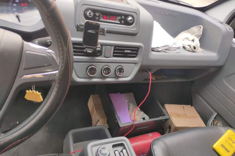 Used Wuling Yangguang 2024 300KM Comfort Version Passenger Van 75kW
