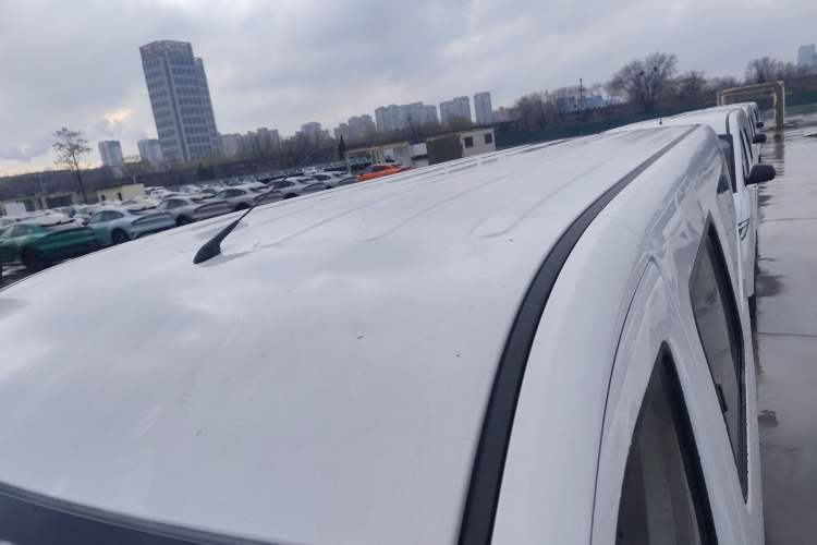 Used Wuling Yangguang 2024 300KM Comfort Version Passenger Van 75kW
