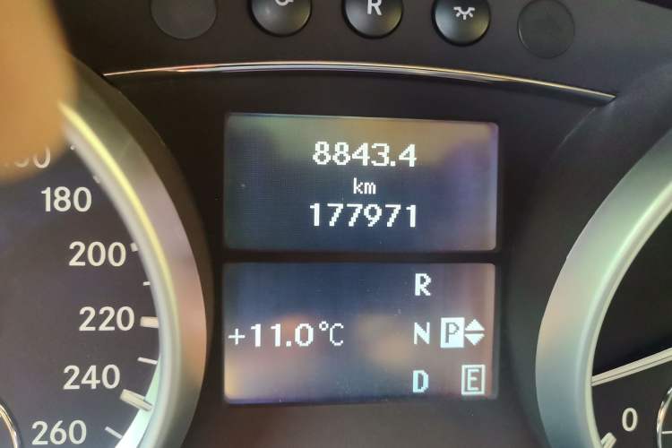 Used Mercedes-Benz R-Class 2011 R 350 L 4MATIC Odometer Close Up