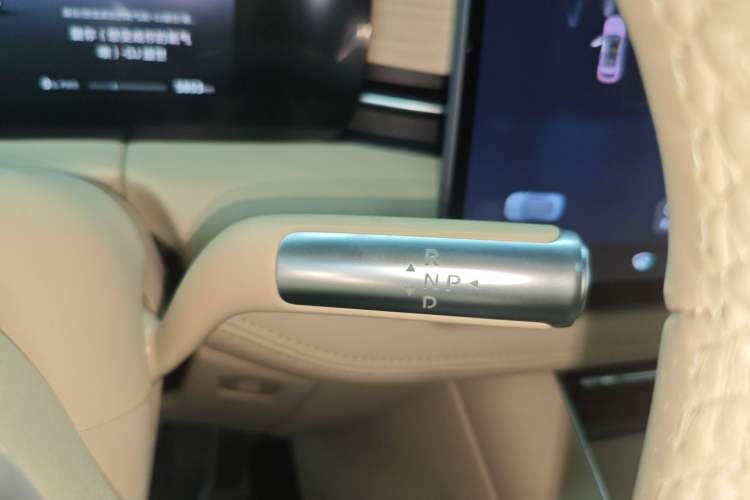 Used Hima AITO M5 2025 Extended-Range Ultra All-Wheel-Drive Version Gear Lever