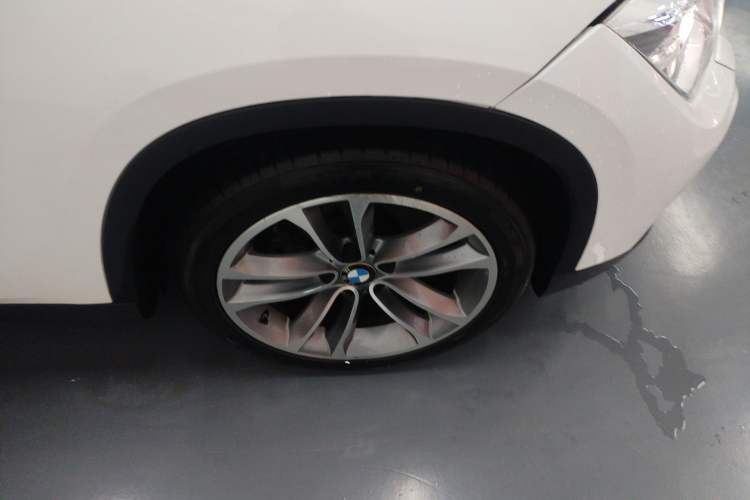 Used BMW X1 2013 sDrive18i Sport Design Package Right Front Wheel Hub