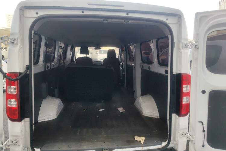 Used Wuling Yangguang 2024 300KM Comfort Version Passenger Van 75kW
