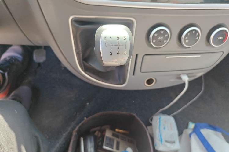 Used SAIC MAXUS Xintu V80 2019 2.5T Classic Version 6-Speed Manual – Aoyuntong Modified Long Wheelbase Mid-Height 7-Seater
