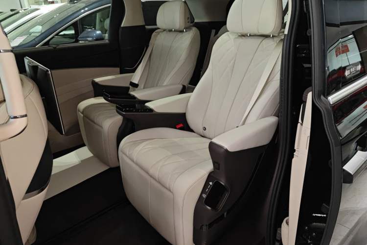 Used Denza D9 2025 DM-i Intelligent Drive 1020 Four-Wheel Drive Flagship Model