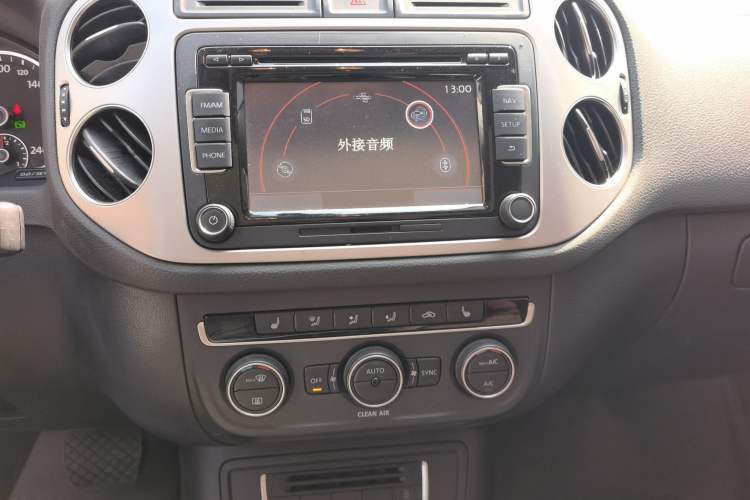 Used Volkswagen Tiguan 2016 300TSI Automatic All-Wheel Drive Luxury Edition Audio And AC Panel