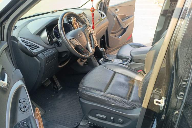 Used Hyundai Santa Fe 2013 2.4L Automatic 4x4 Smart Version
